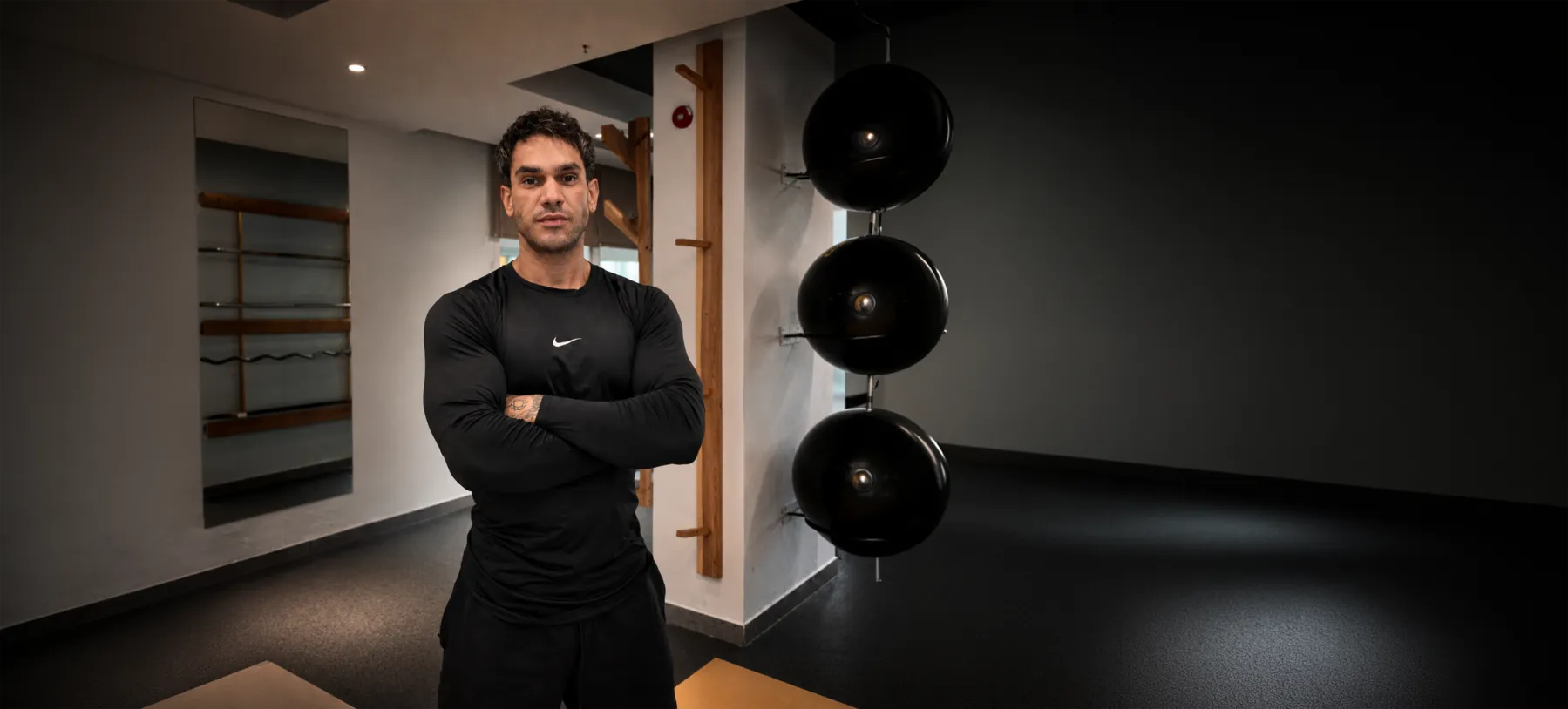 Can Toprak, kollarını kavuşturmuş halde spor salonunda poz veriyor